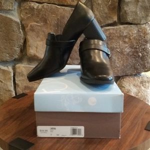 Life Stride Sarisa black heels